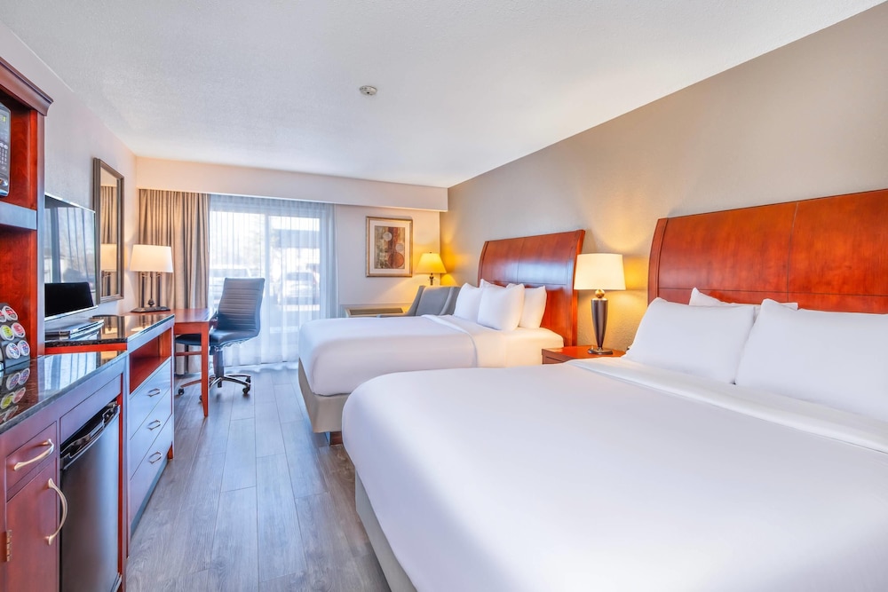 Walkout, 2 Queen Beds