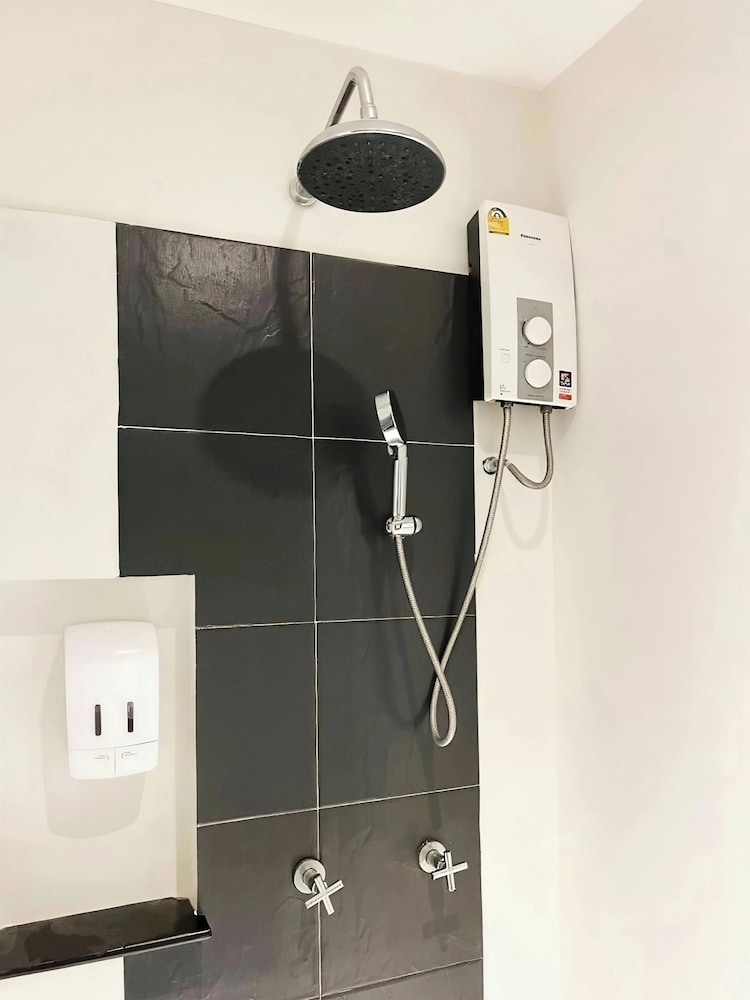 Phu-ke-ta The Hip Serviced Apartment and Hotel photo5