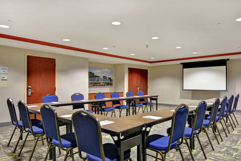 Hampton Inn Suites Newark Harrison Riverwalk 43/60
