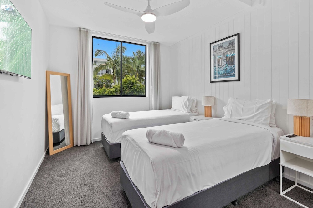 Swell Resort Burleigh Beach 33/50