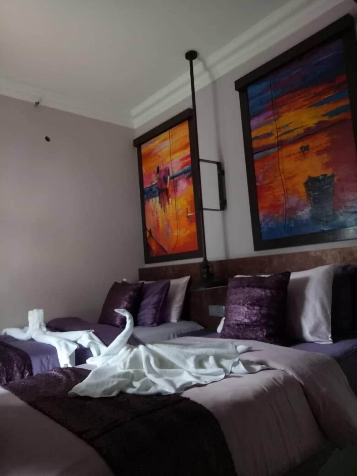 DELUXE, TWIN BEDS