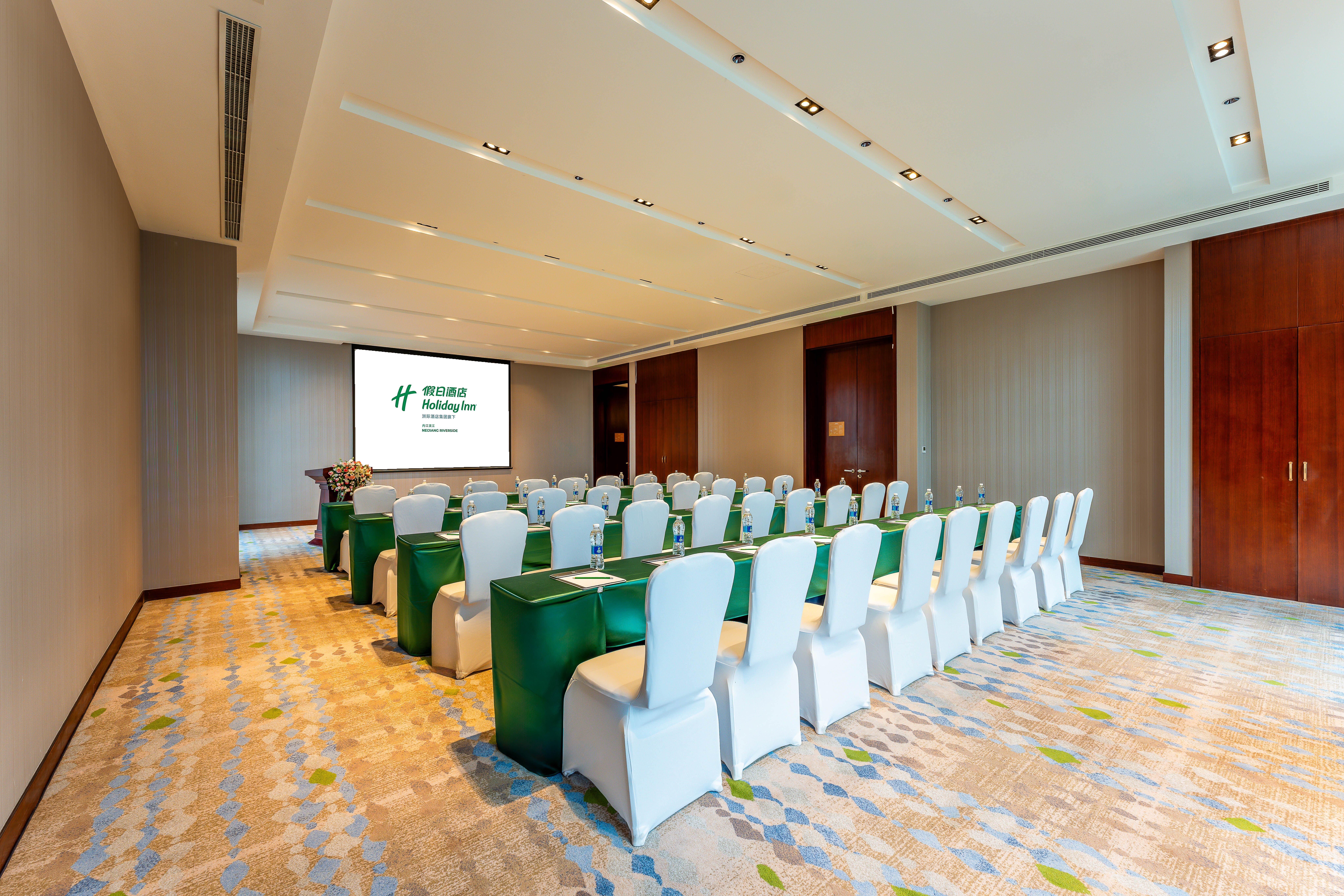 Holiday Inn Neijiang Riverside 69/81