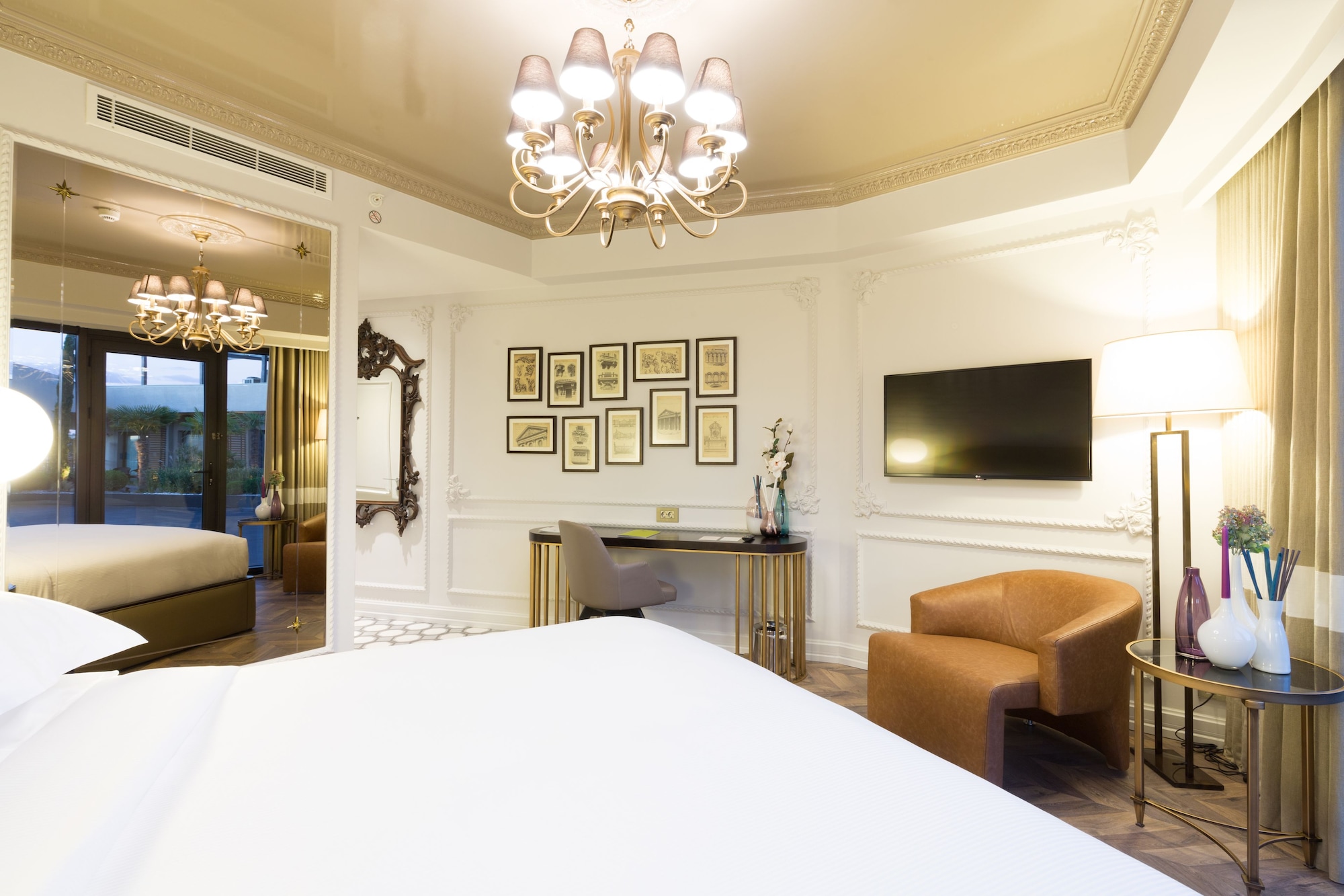 DELUXE, KING BED