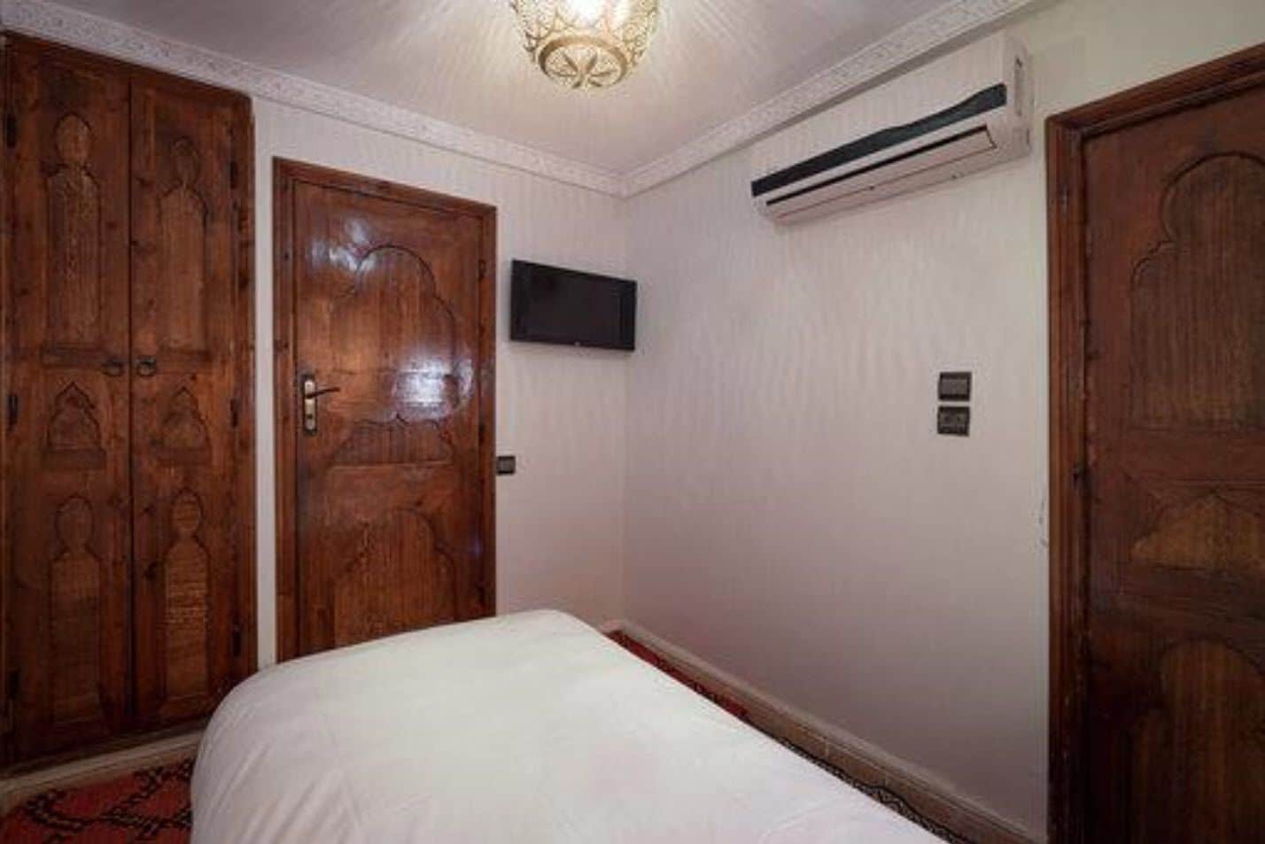 ROOM, SINGLE