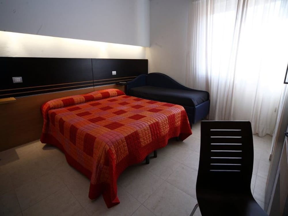ROOM, TRIPLE