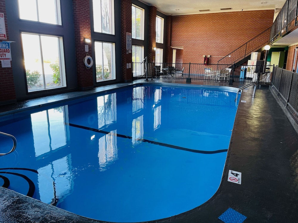 Fairview Inn Suites 8/40