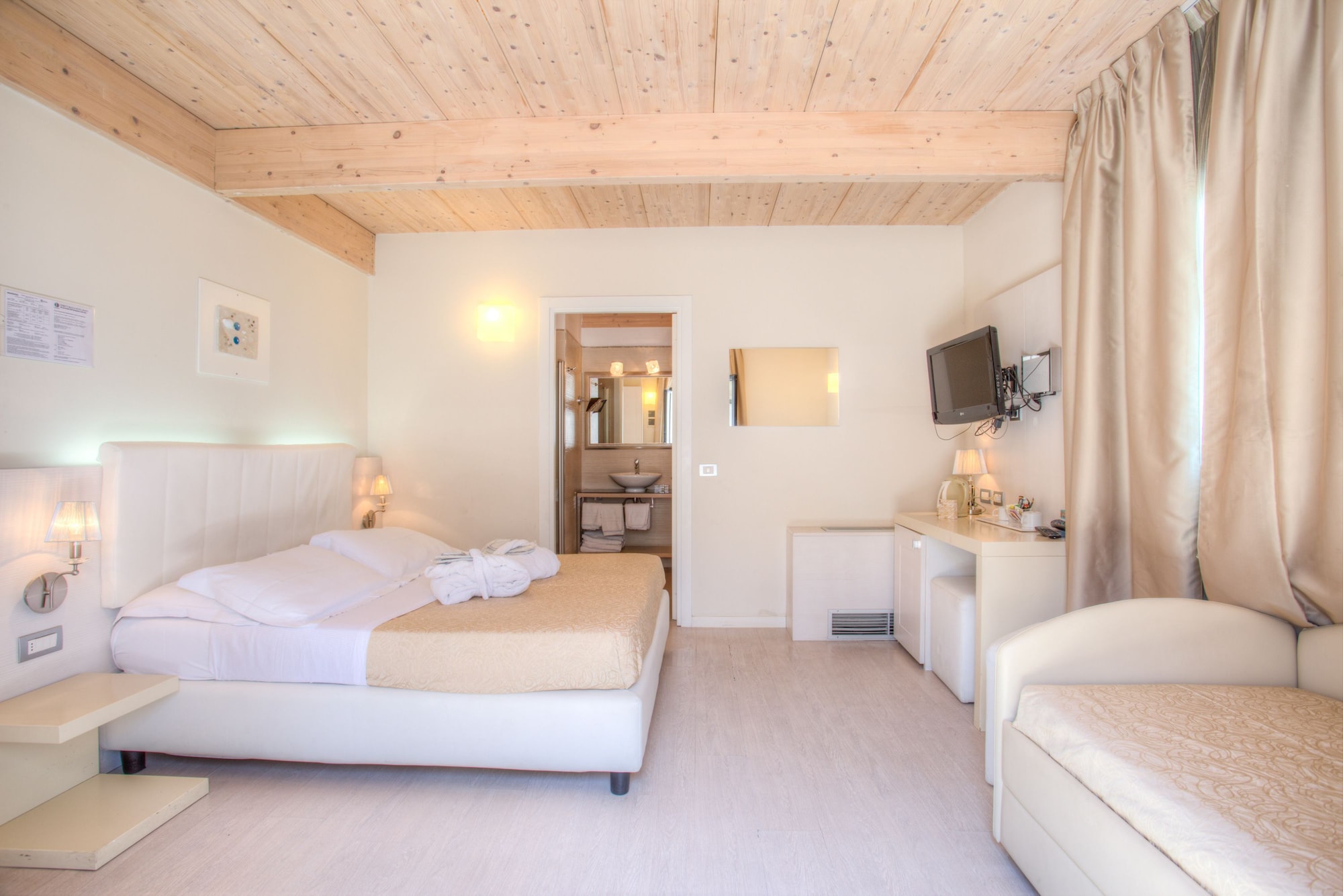 ROOM, QUADRUPLE
