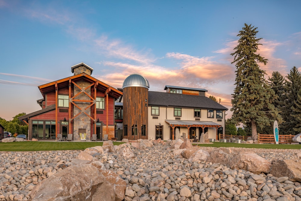 Compass Rose Lodge 2/25