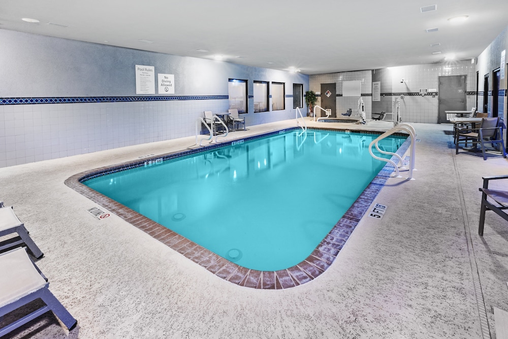 Holiday Inn Express Hotel Suites Hutto 7/72
