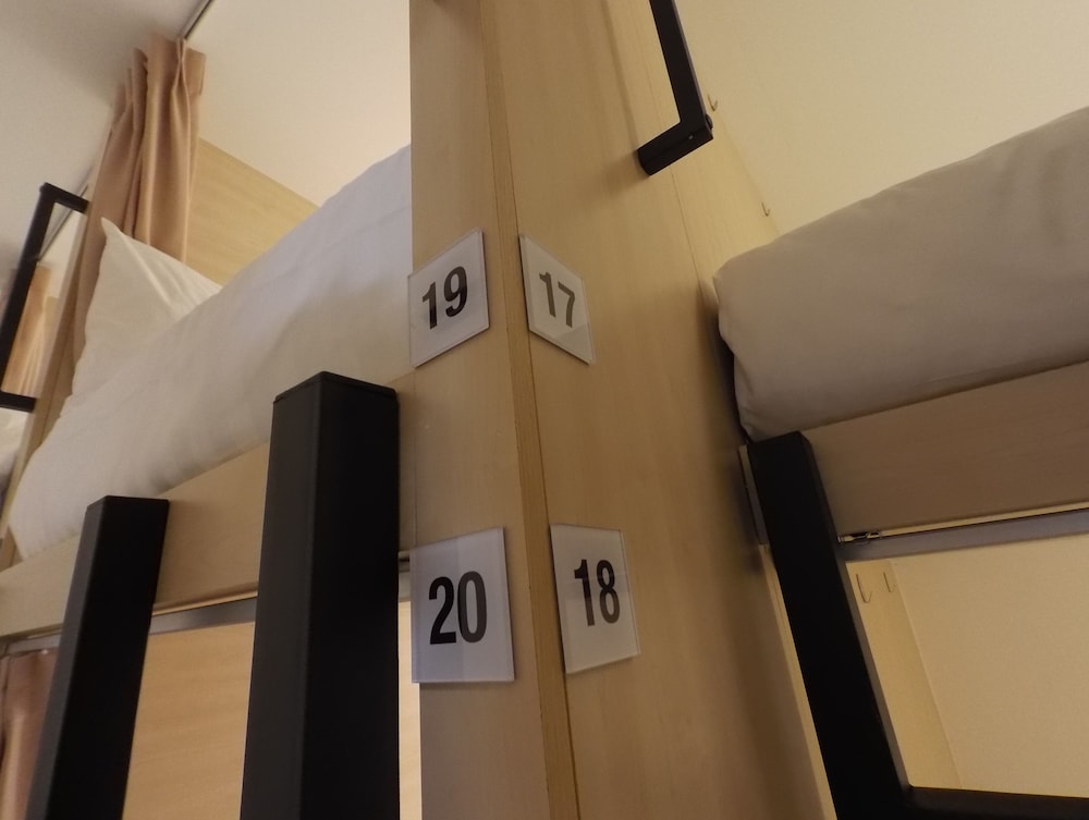 MIXED DORM, SHARED BATHROOM
