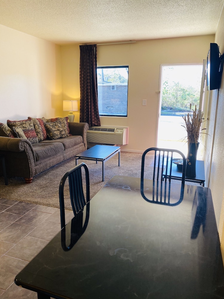 Travelers Place Inn & Suites 44/73
