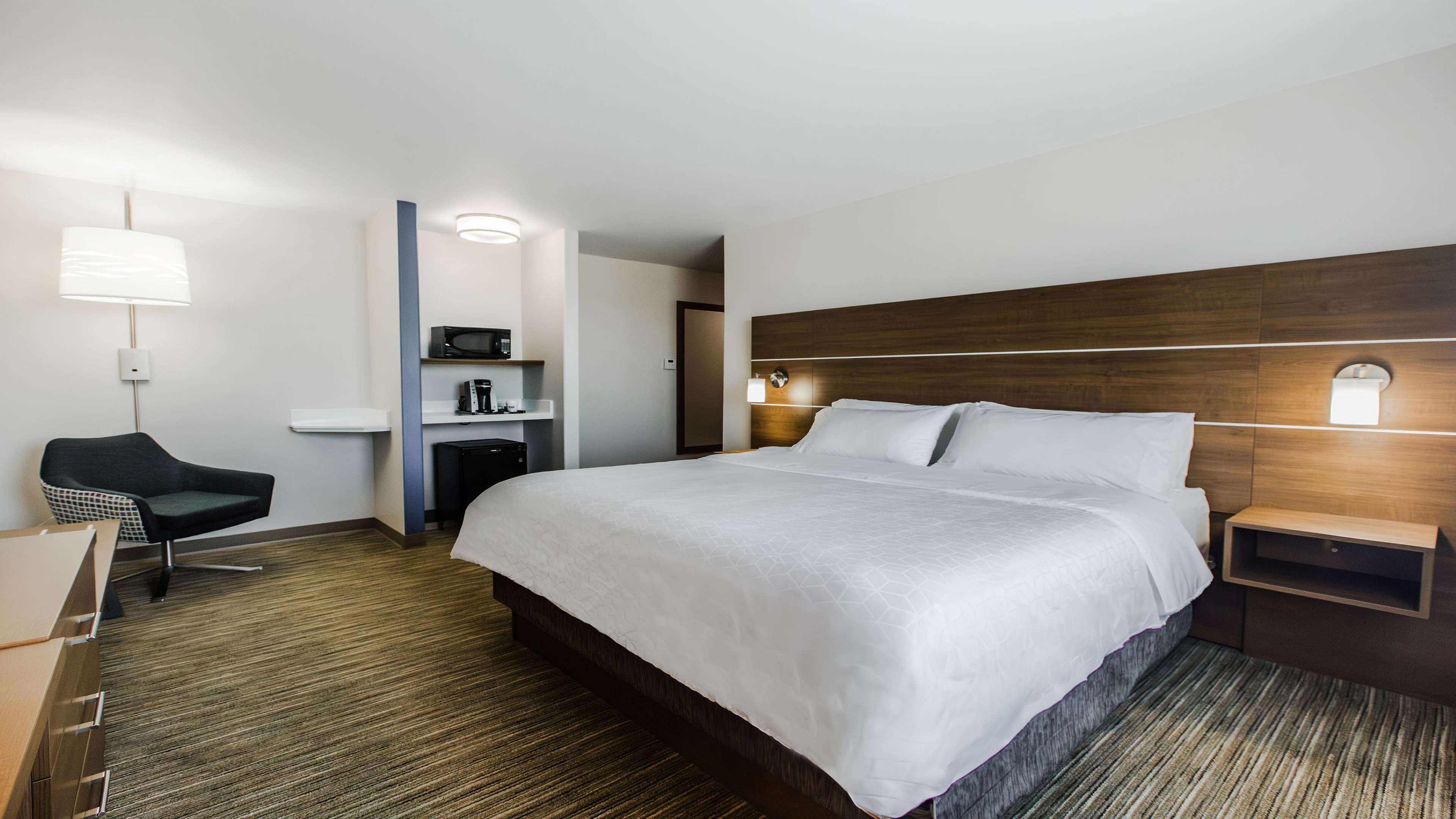 Holiday Inn Express Suites South 27/73