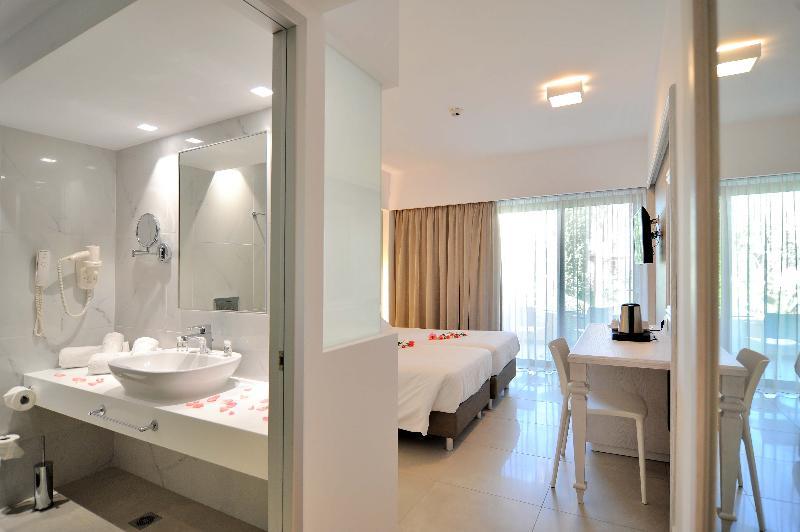 DOUBLE ROOM DELUXE