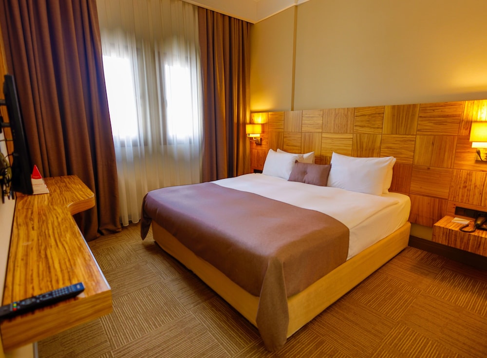 Junior Suite, Queen and Twin Beds