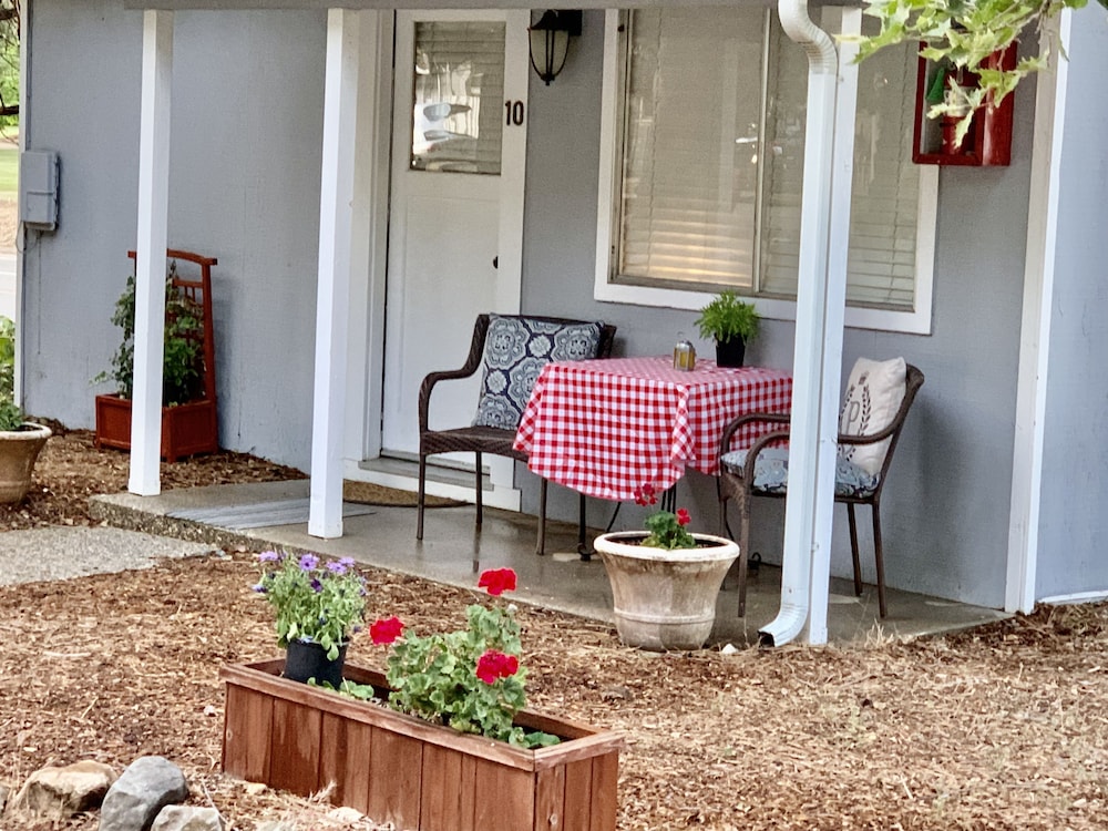 The Pines Motel and Cottages 55/73