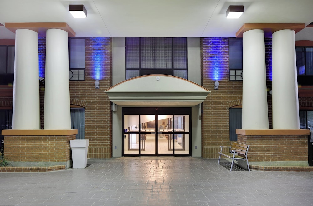 Holiday Inn Express Hotel And Suites Burleson Ft Worth 38/65