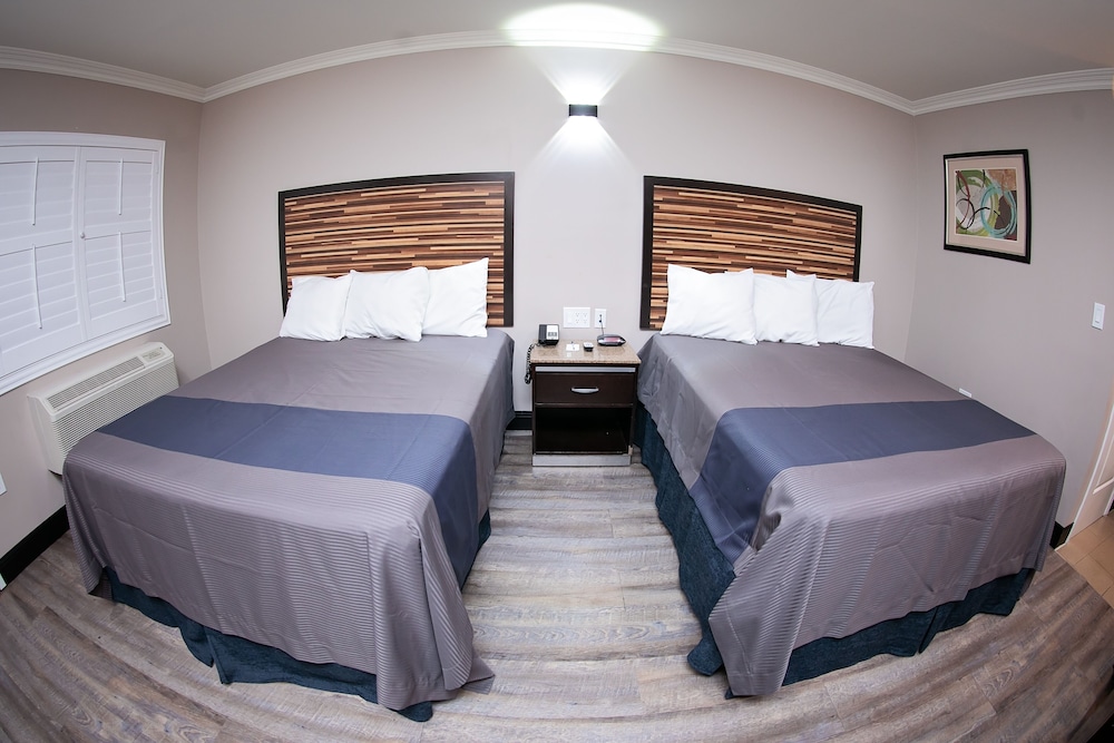 STANDARD, 2 QUEEN BEDS
