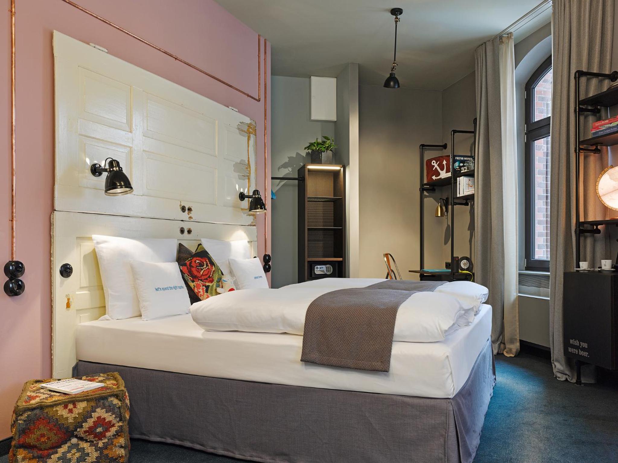 ROOM, LARGE