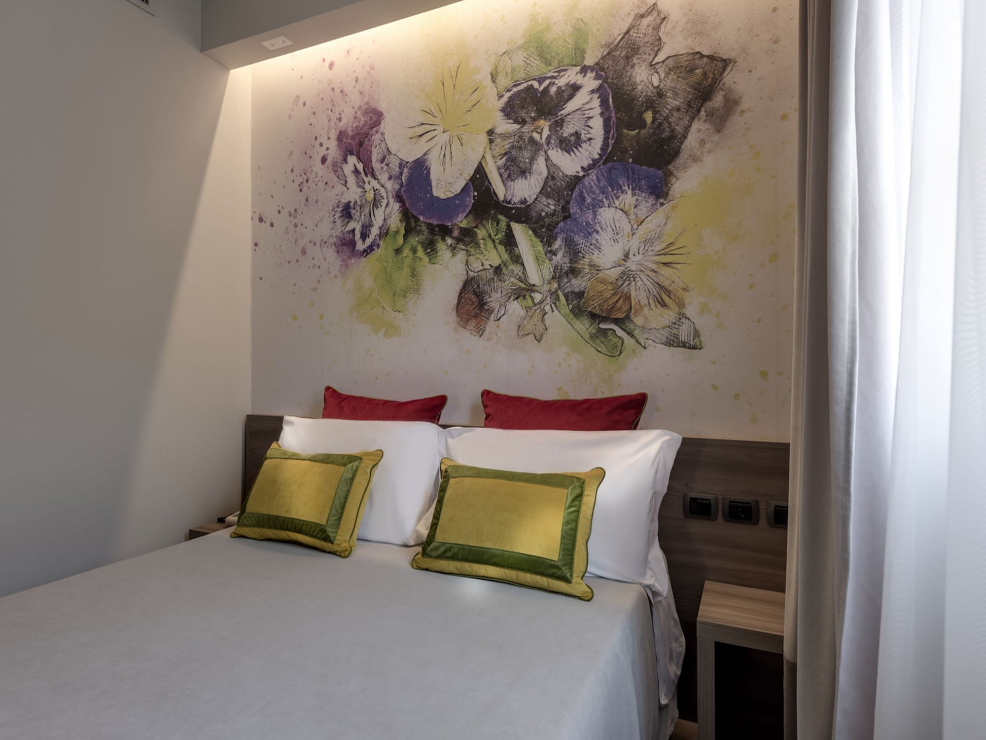 BASIC, QUEEN BED, COURTYARD VIEW