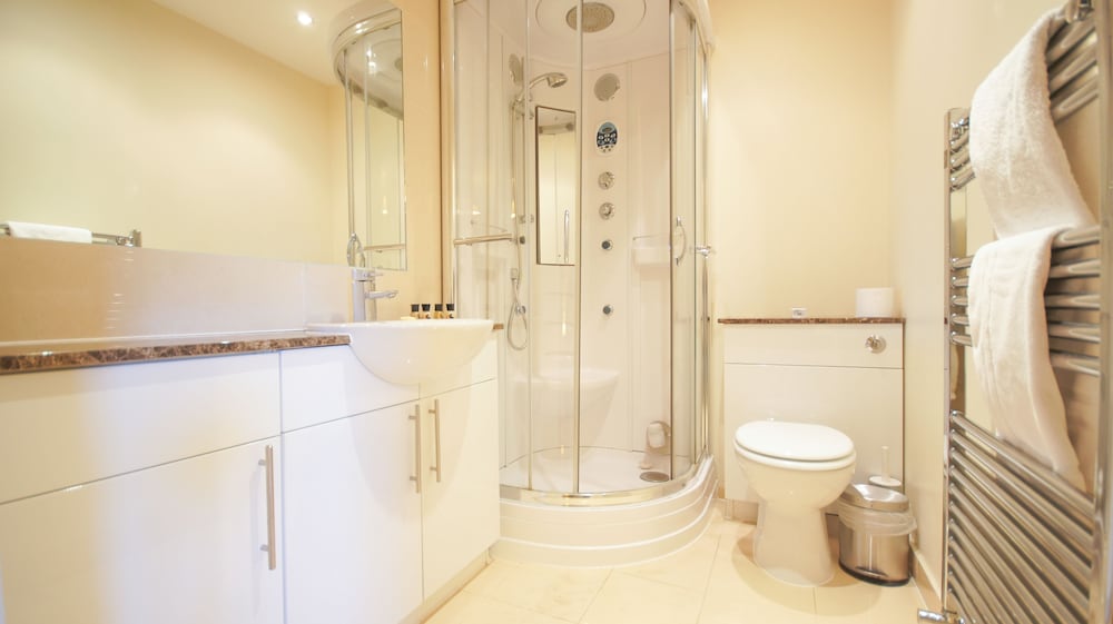 Crompton Court 13/38