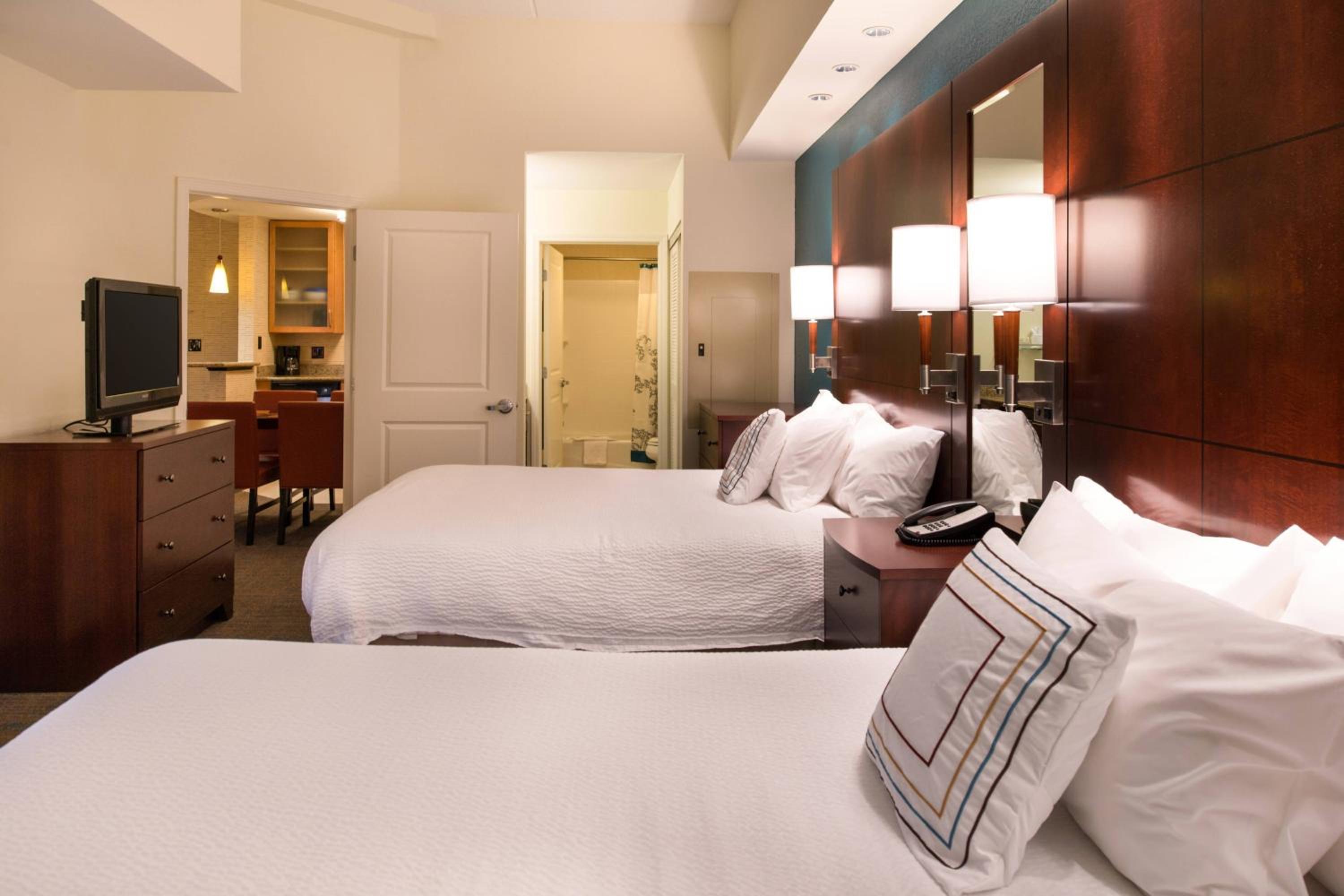 جناح بسريرين كوين بغرفة نوم واحدة مع أريكة، Residence Inn Gainesville I-75 3/5