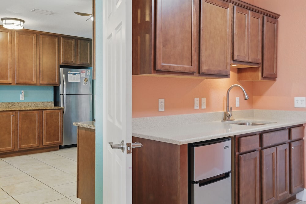 كوخ رئاسي بسريرين منفصلين وسريرين كينج مع أريكة، Coco Sands Beachside Cottages 10/10