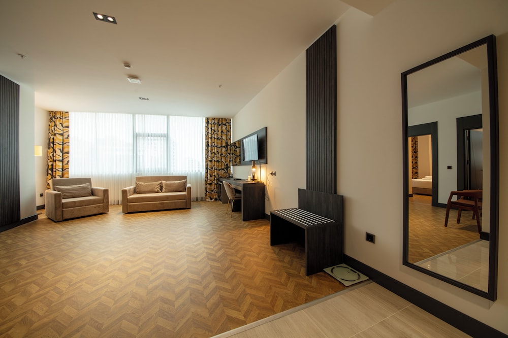 V CENTER HOTEL 49/65