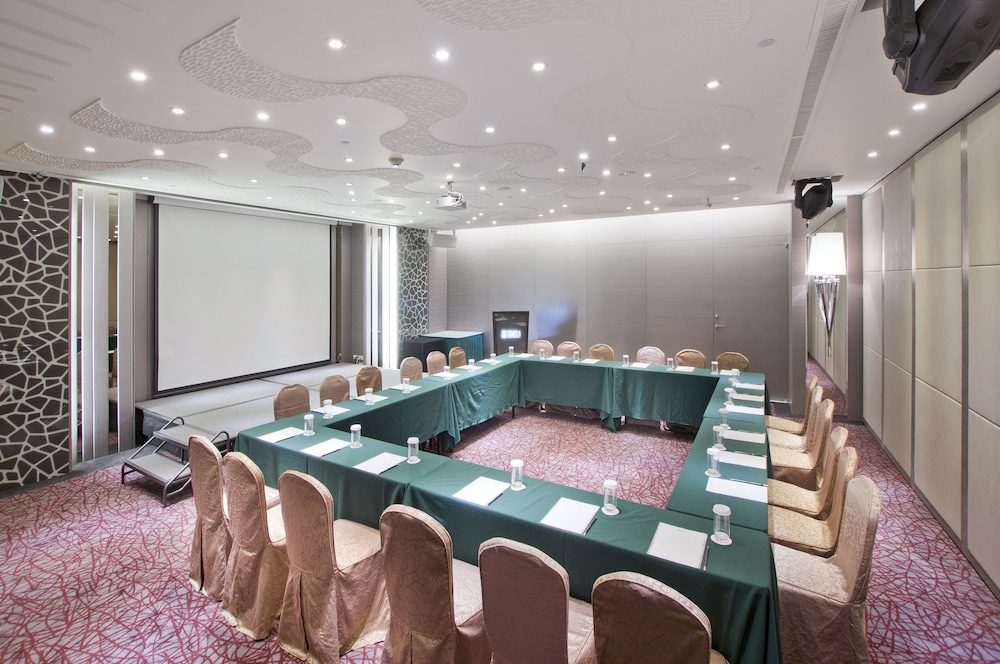 CHECK inn SELECT Taichung Dadun 26/48