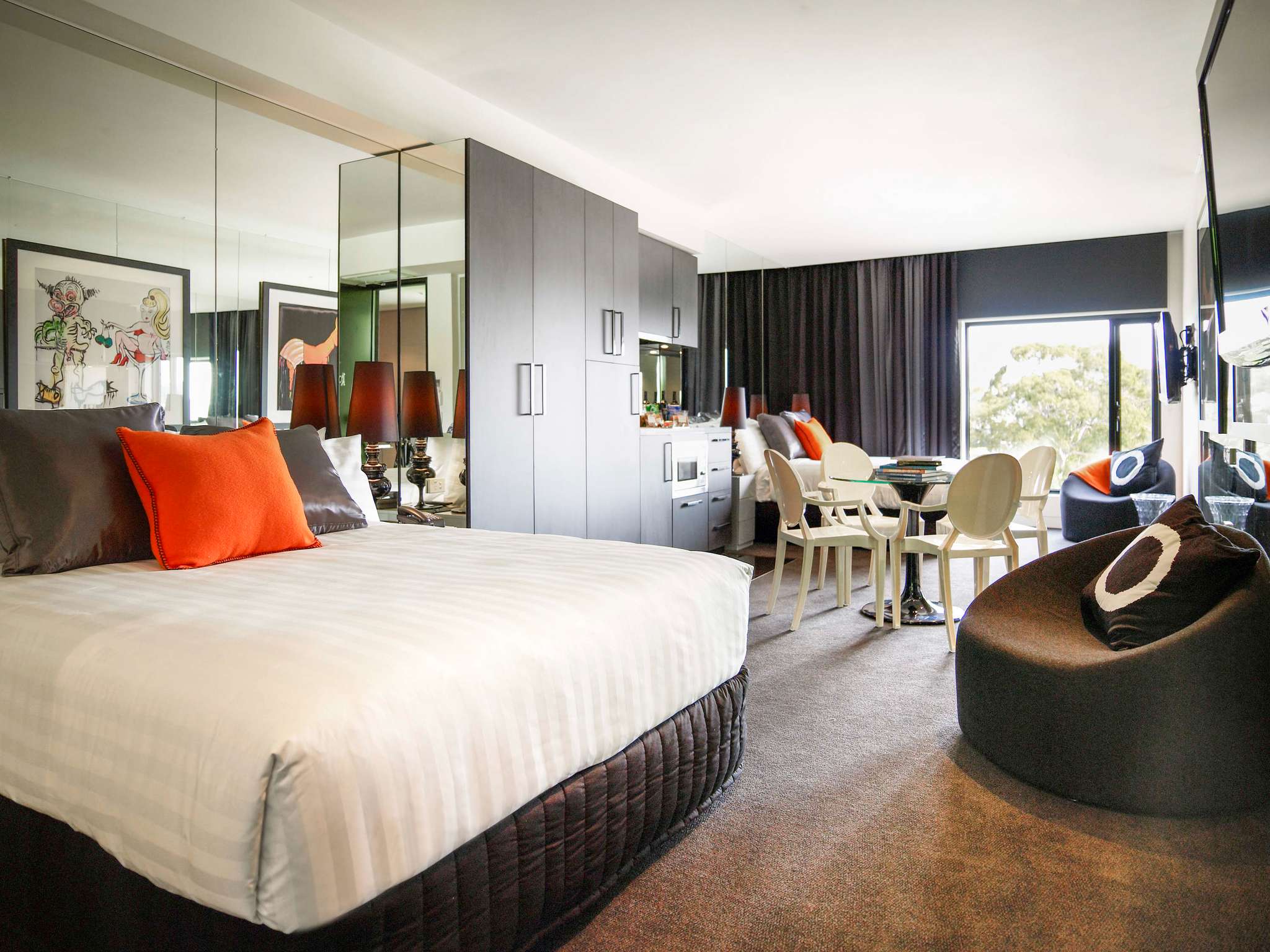 DELUXE, STUDIO, SUITE, TWIN BEDS