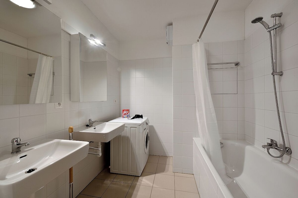 Ambiente Serviced Apartments - Centre 47/50