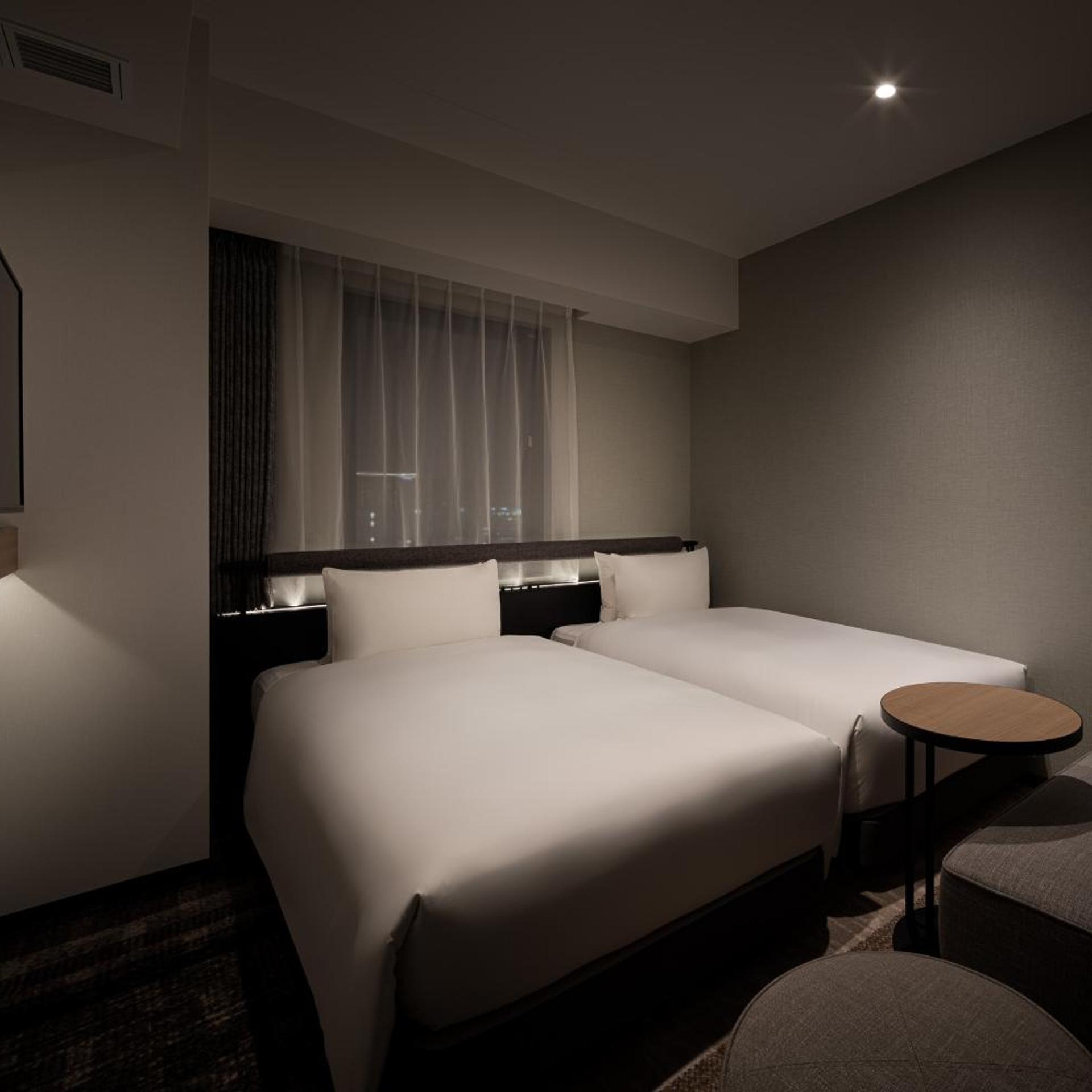 2 Hollywood, Connecting, Family, Twin Beds
