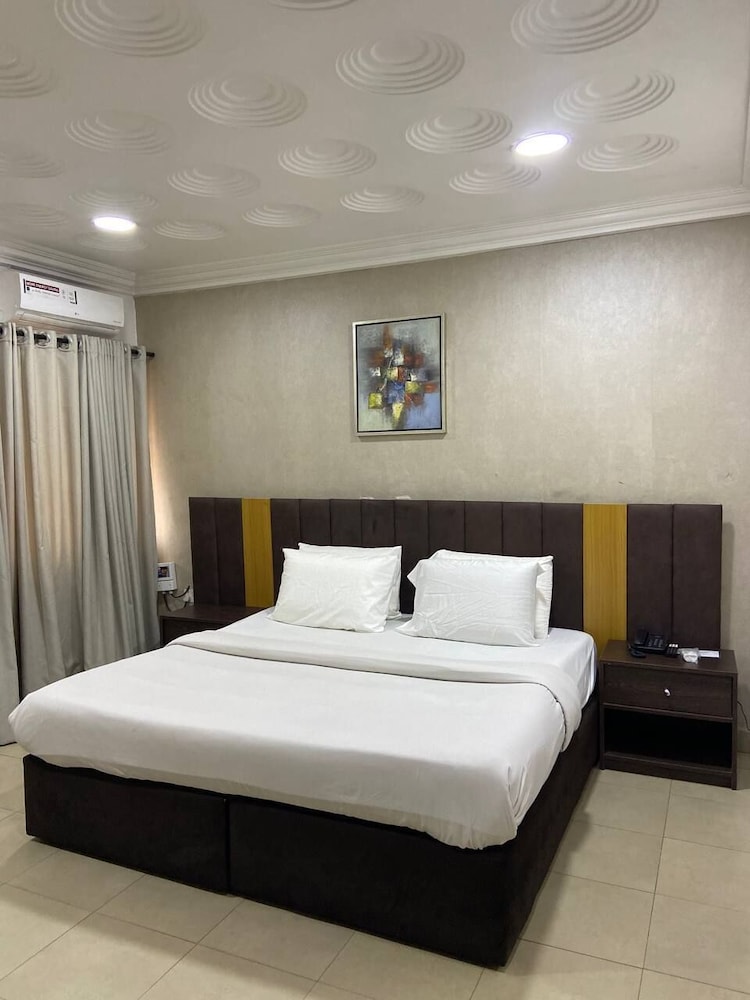 Solitude Hotel Yaba 9/50
