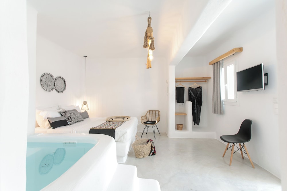 Junior Suite, Queen Bed, Garden View, Jetted Tub, Irida Luxury Apartments 5/7