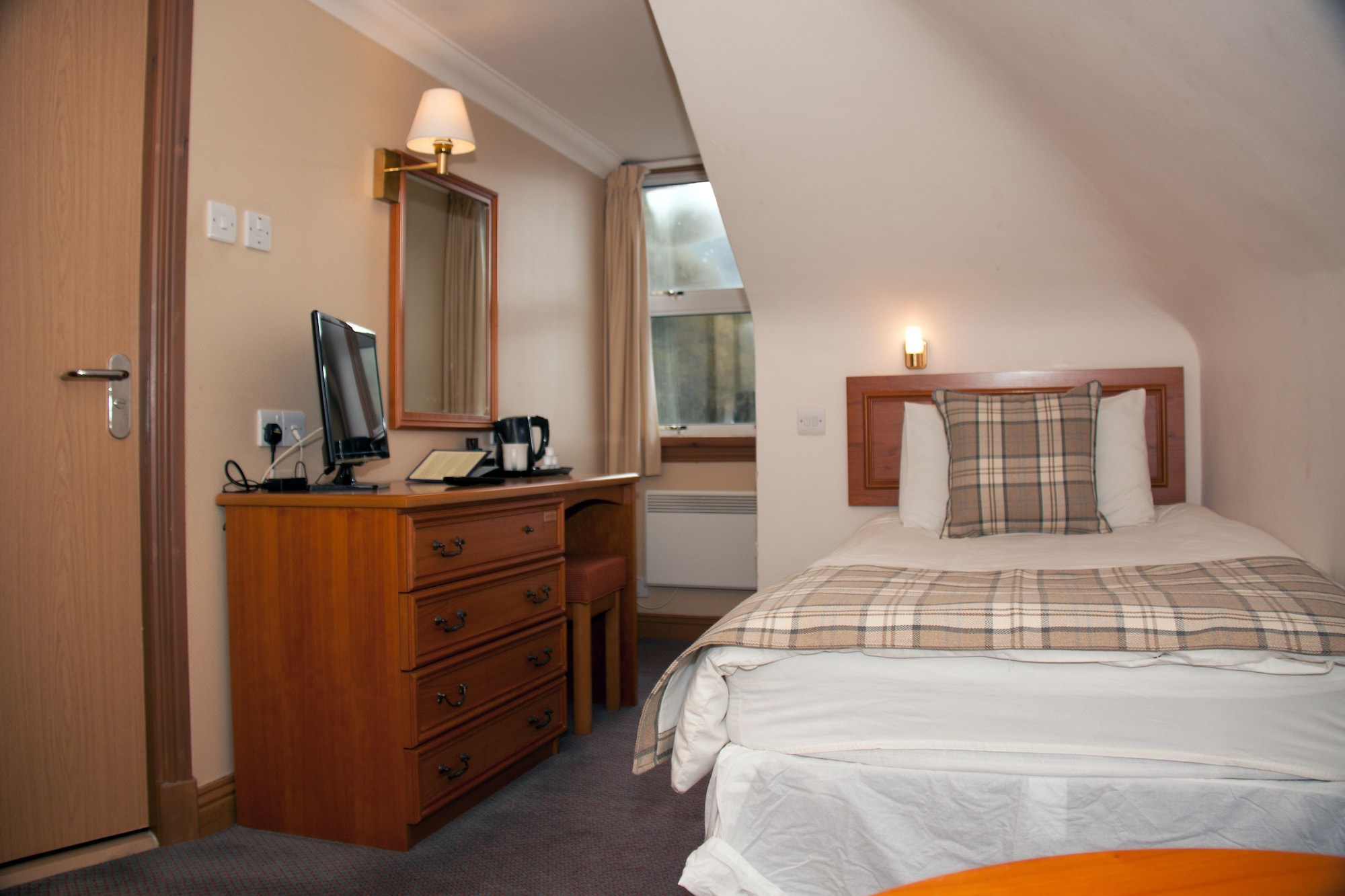 ROOM, SINGLE