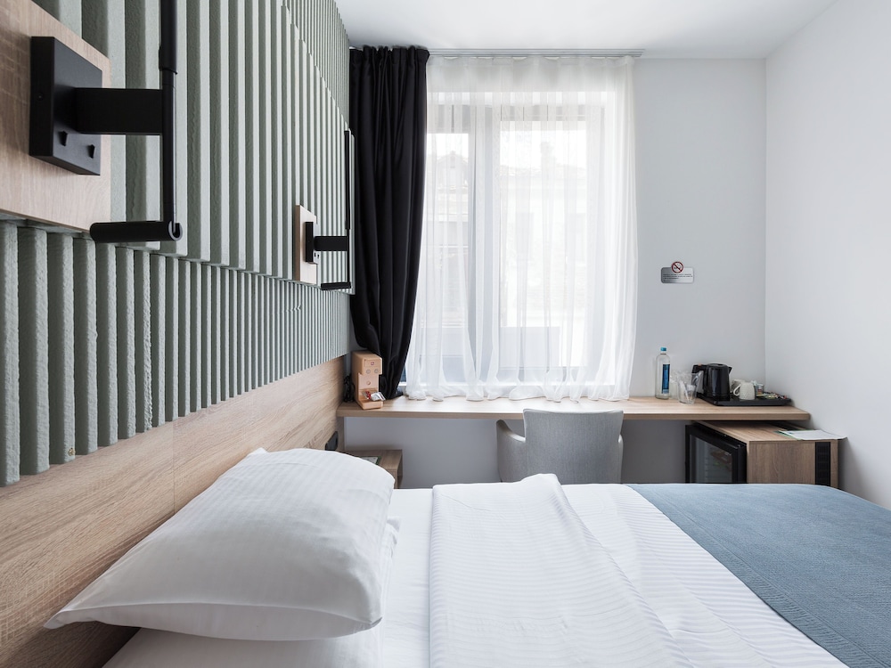 ECONOMY, QUEEN BED