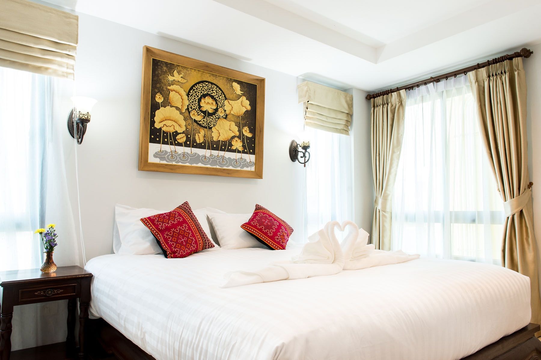 DELUXE, KING BED