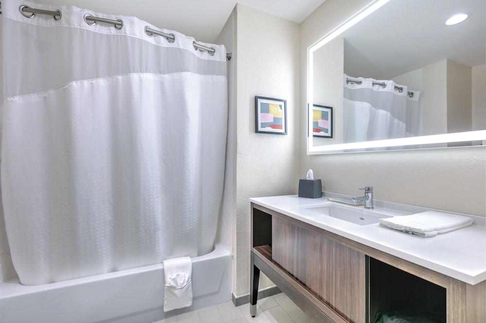 غرفة قياسية بسرير كوين، Holiday Inn Houma 2/3