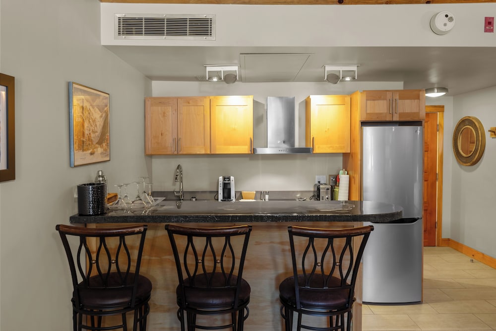 Ice House Suites and Condominiums 59/71