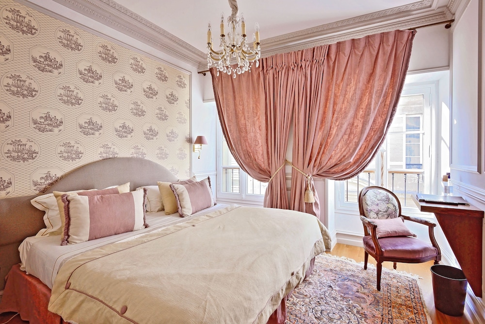 Victor Louis Villa 7/35