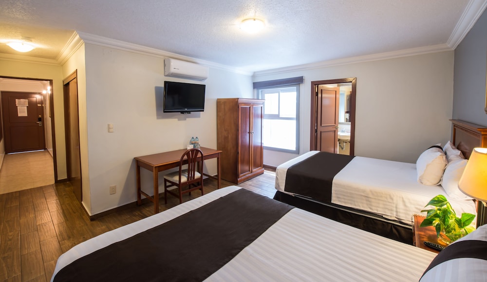 DEL MARQUES HOTEL AND SUITES 27/53