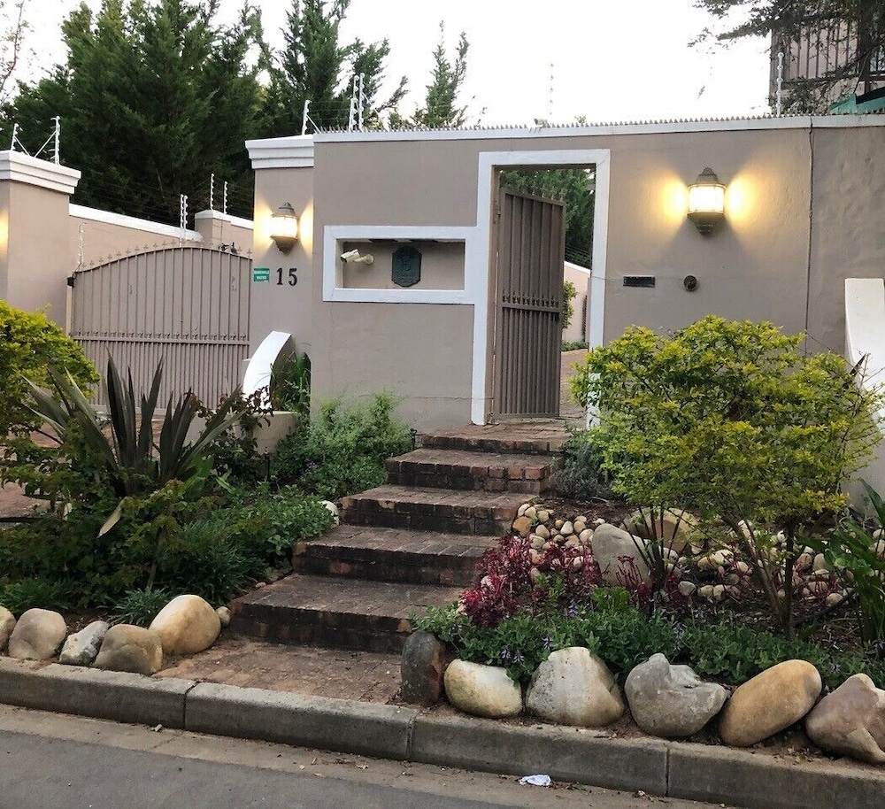 Summit Place Guesthouse 4/72