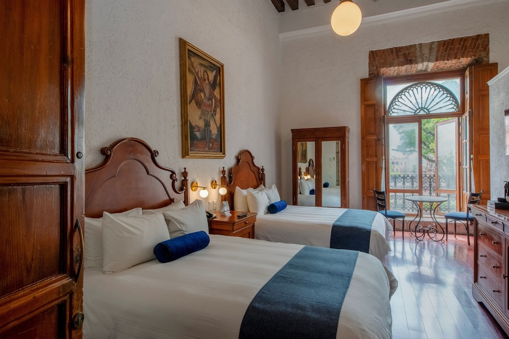 SUPERIOR, 2 QUEEN BEDS, CITY VIEW
