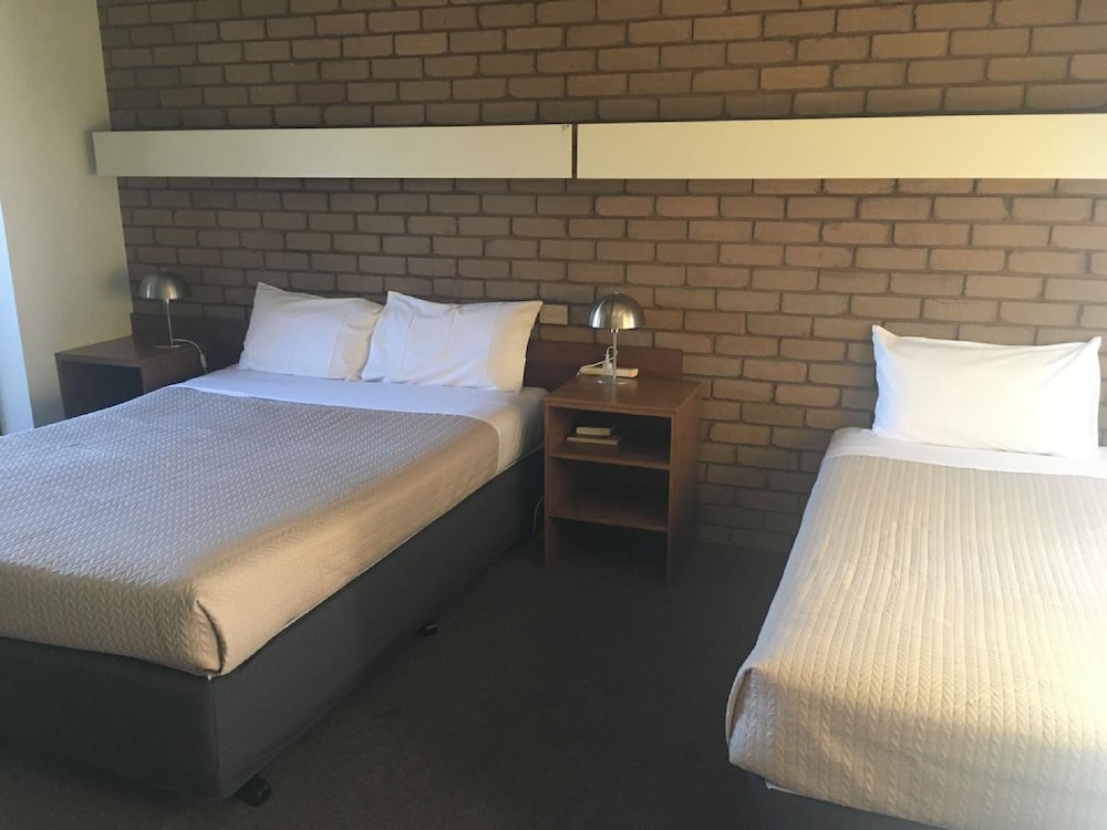 Tudor House Motor Inn 39/62