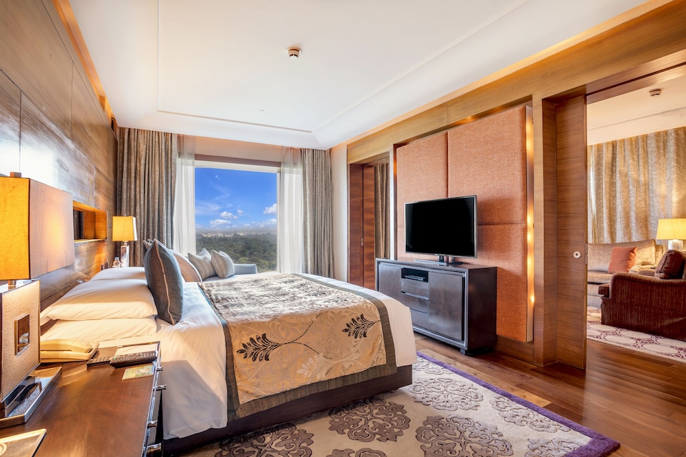 EXECUTIVE, SUITE