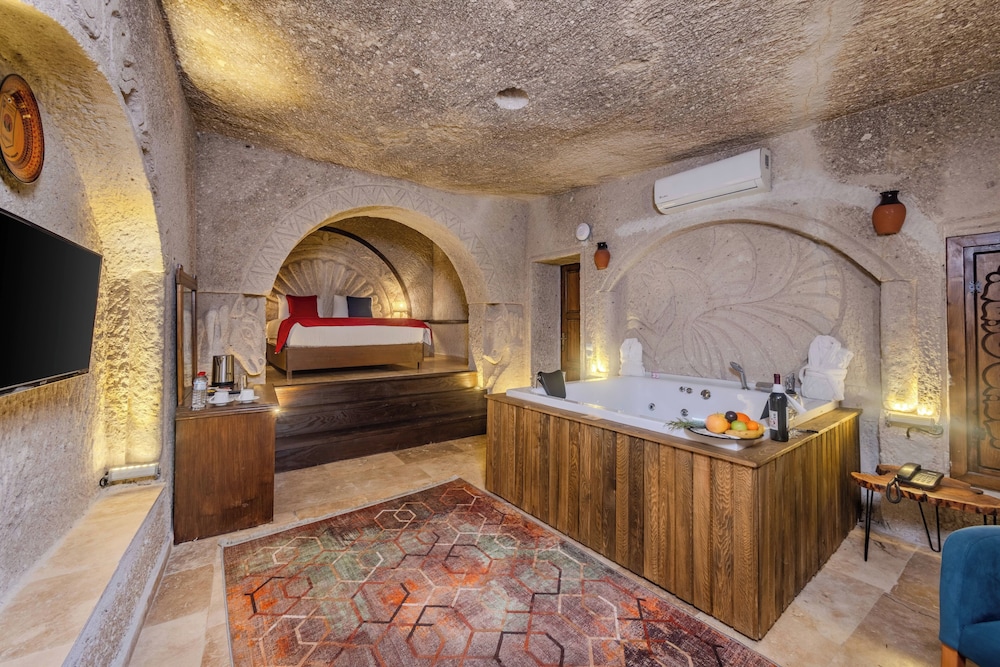 Grand Elite Cave Suites 10/50