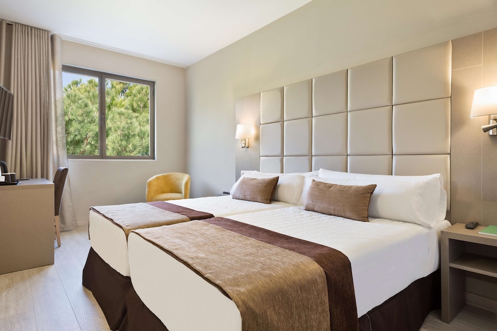 BUSINESS, SINGLE, TWIN BEDS, GARDEN VIEW