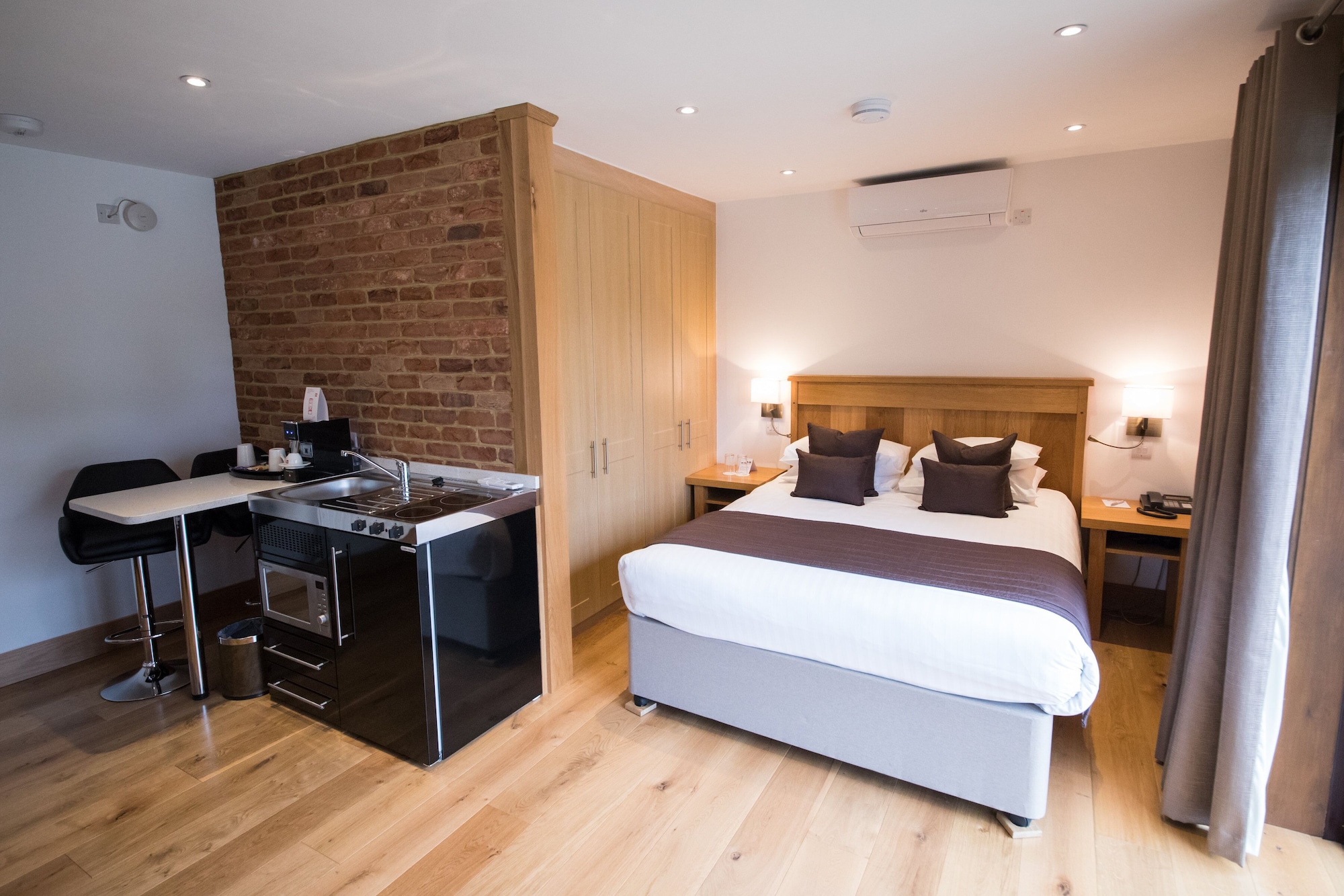Lodge, King Bed, Lake Side, Hot Tub