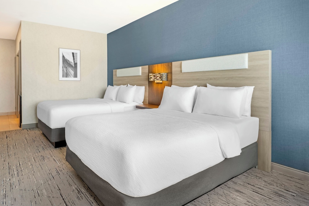 Standard, 2 Queen Beds, River View, Extra Floor Space
