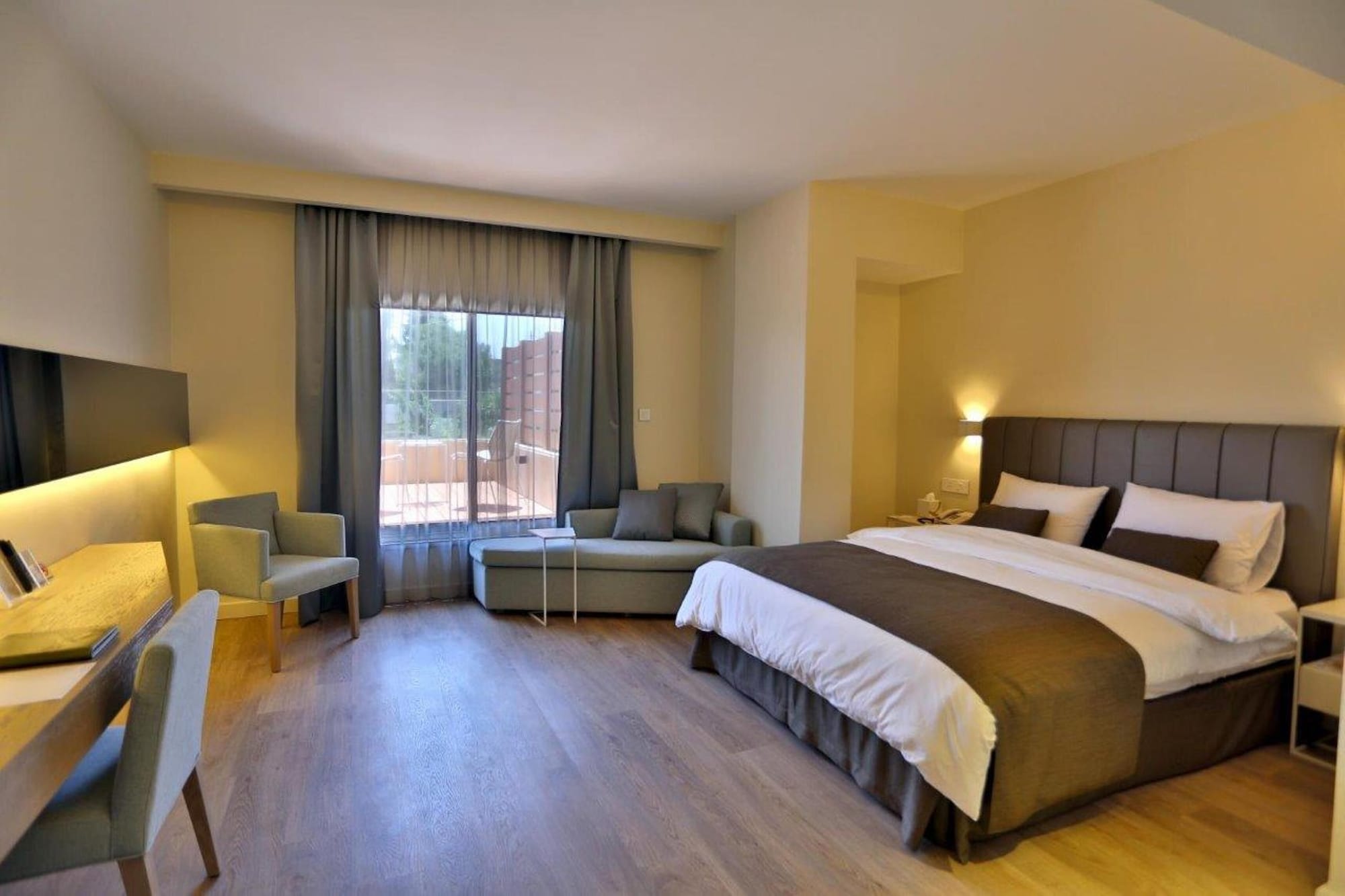 SUITE, KING BED