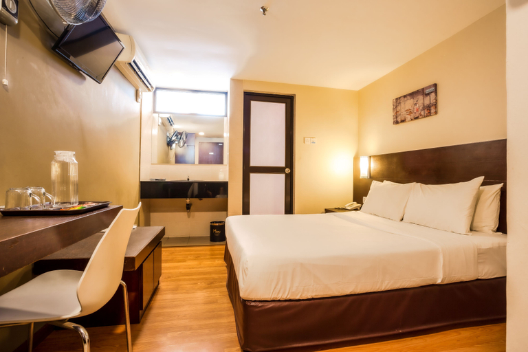 Standard, Queen Bed